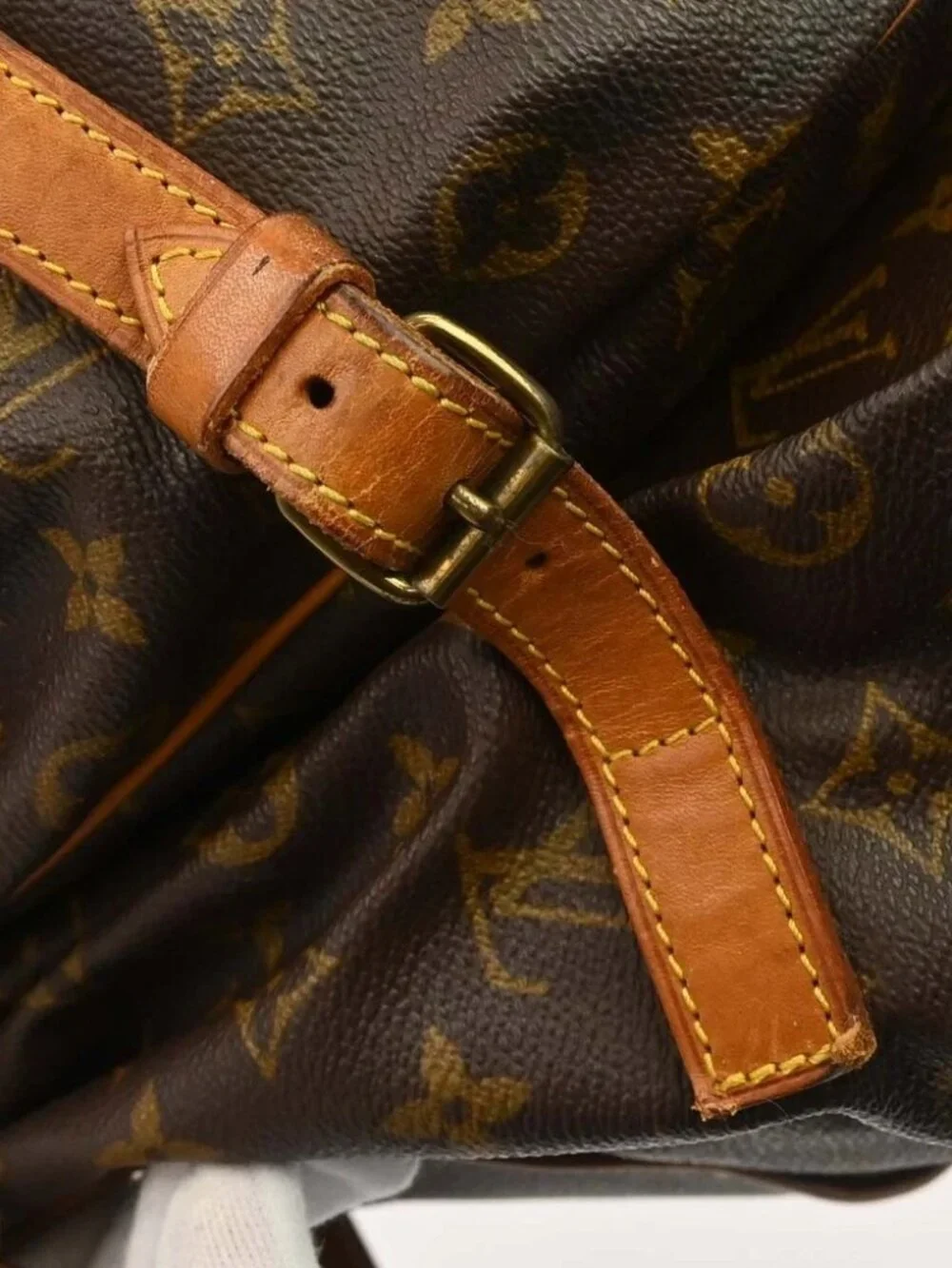 Louis Vuitton outside 	ab